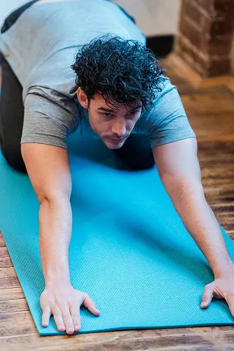 Homme posture de yoga