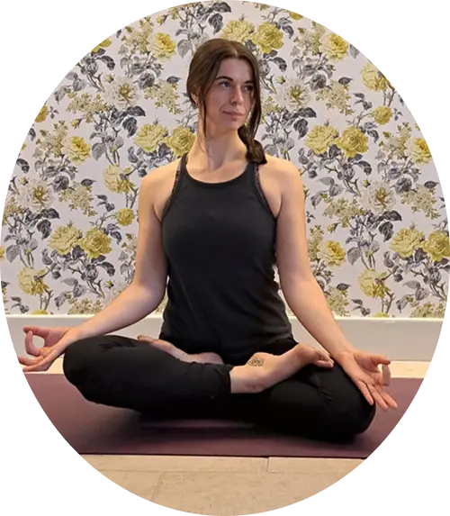 Adriane assise sur tapis de yoga