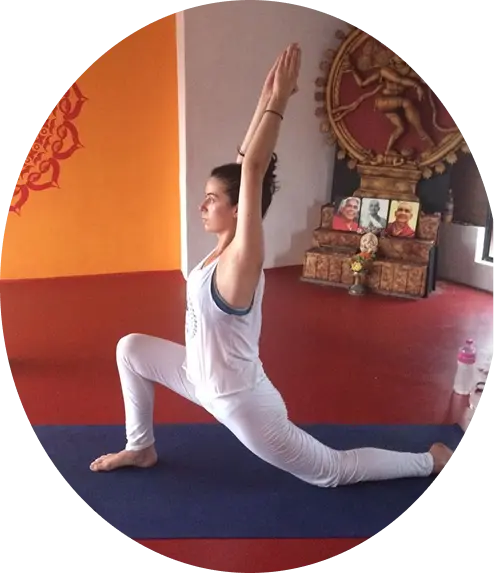 Adriane en posture de yoga