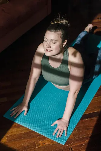 Femme en posture de yoga