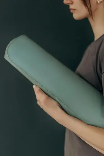 tapis de yoga sous le bras