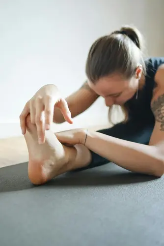 posture de yoga de la demie pince