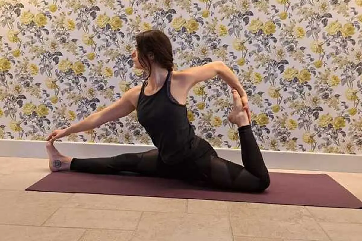 Adriane en posture de yoga
