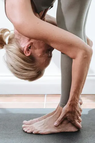 posture de yoga femme senior