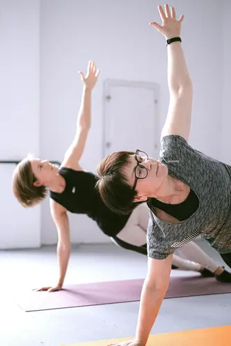 Femmes en posture de yoga