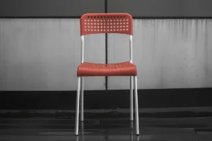 Photo d'une chaise pour la pratique du yoga