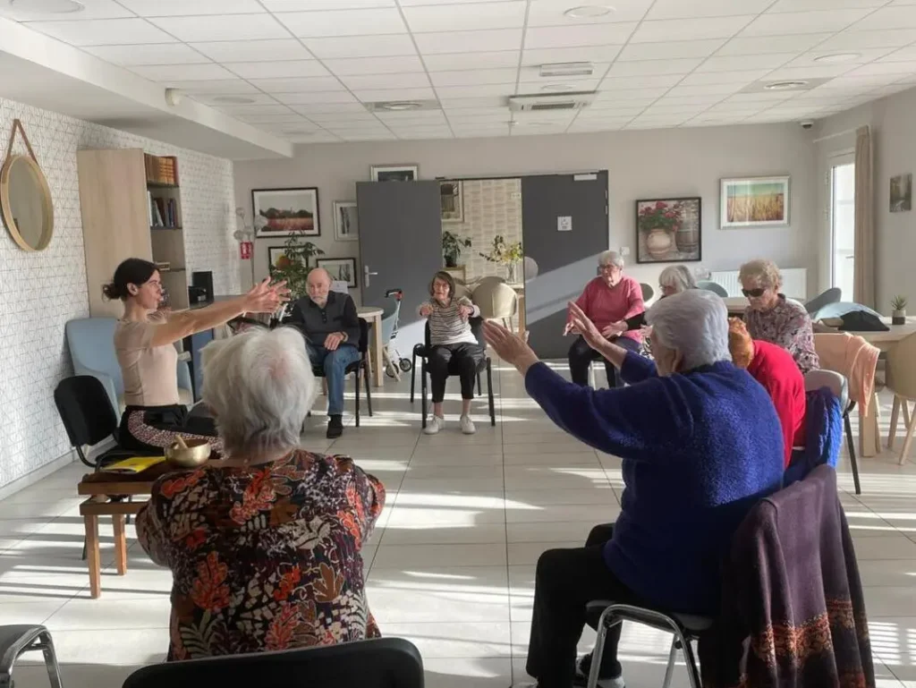 Cours de yoga sur chaise avec des personnes âgées