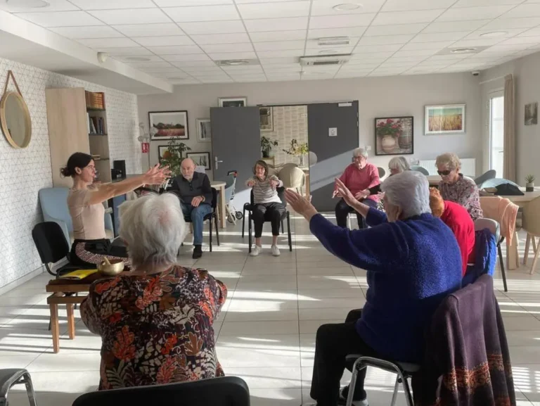 Cours de yoga sur chaise avec des personnes âgées