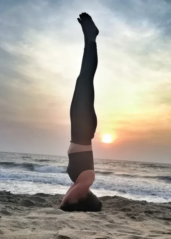 Posture de yoga sur la tête