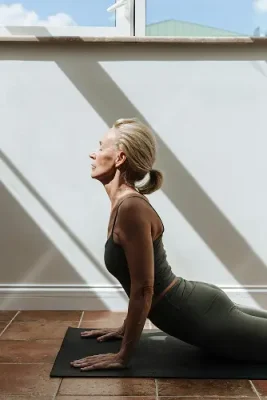 Femme en posture de yoga