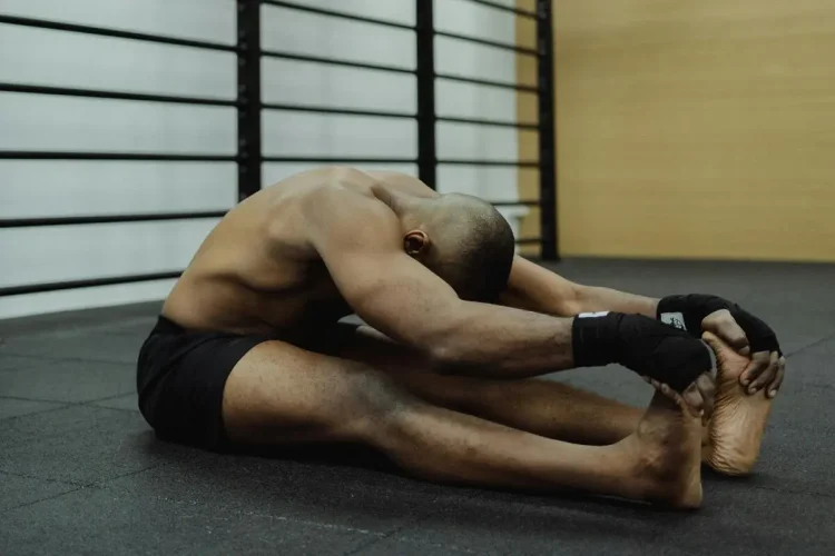 sportifs en posture de yoga